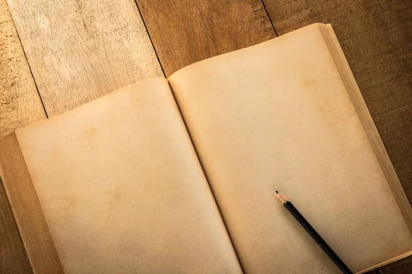 Старая пустая книга с панцирем на деревянном столе — стоковое фото