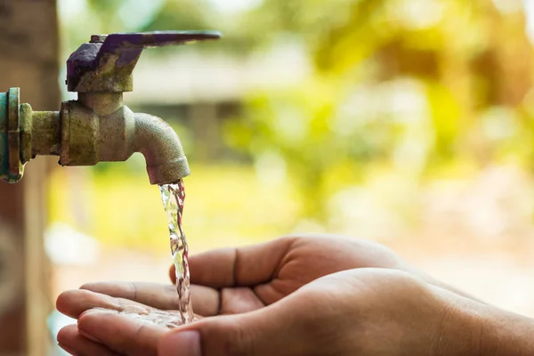 Hand open voor het drinken van kraanwater — Stockfoto