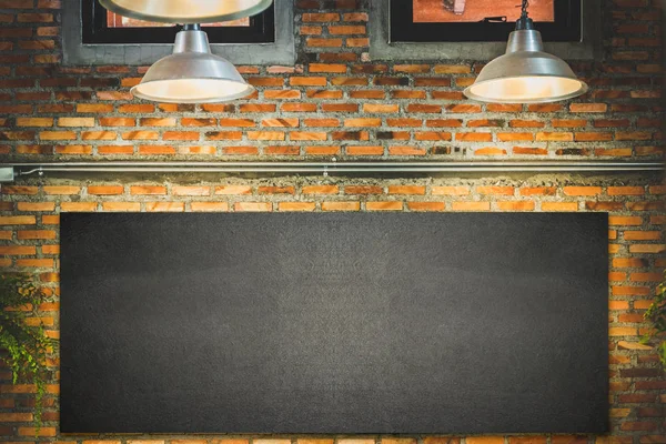 Ξύλινο πλαίσιο μαυροπίνακα υπόβαθρα, μενού πίνακα με λάμπα και φως στον τοίχο στο εστιατόριο — Φωτογραφία Αρχείου