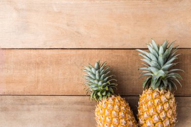 Üstten Görünüm ahşap kesme gemide iki ananas