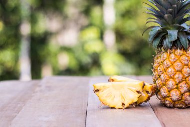 Ahşap masa ananas dilimleri