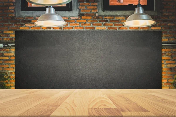 Holzrahmen Wandtafel Hintergründe mit Holztischplatte in der Küche für Produktpräsentation, Menütafel mit Lampe und Licht an der Wand im Restaurant — Stockfoto