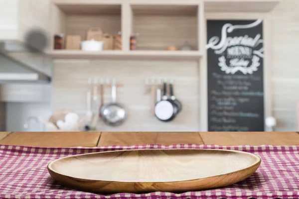 Cocina interior, placa de madera en mantel con mesa de comedor  , —  Fotos de Stock
