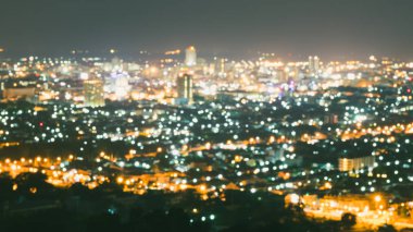 Cityscape ve bokeh geceleri bulanık.