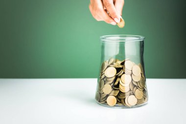 el para tasarruf konsept bir cam şişe içine düşer.