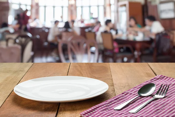 Mesa de restaurante con plato y cuchara tenedor —  Fotos de Stock