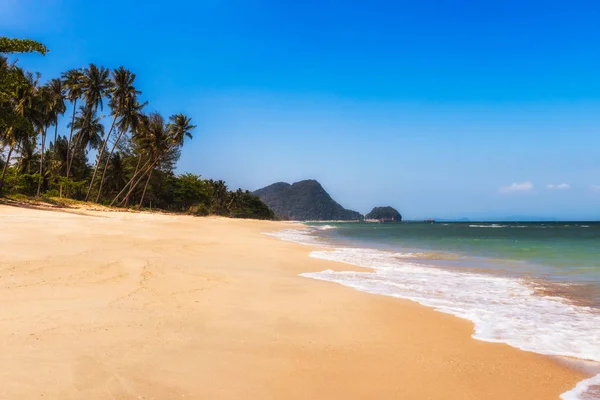 Tropischer Strand in Thailand, wunderschöne Meereslandschaft — Stockfoto