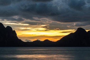 siluet Dağı deniz sahilde günbatımı