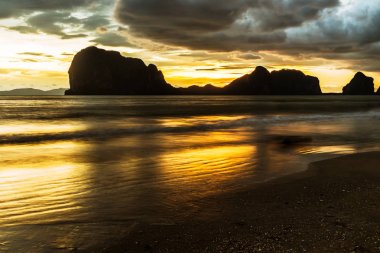 siluet Dağı deniz sahilde günbatımı