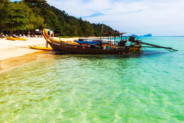 Длинная хвостовая лодка пришвартовалась на пляже в Таиланде — стоковое фото