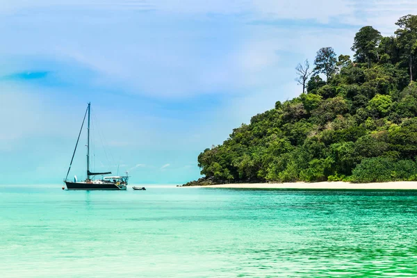 Segelboot am Strand in Thailand festgemacht — Stockfoto