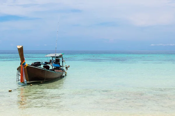 Langschwanzboot am Strand in Thailand festgemacht — Stockfoto