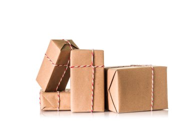 Beyaz arka plan üzerinde izole kahverengi kağıt sarılı hediye kutusu