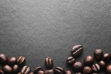 Kahve çekirdekleri siyah arka plan üzerinde ana sayfa görünümü.