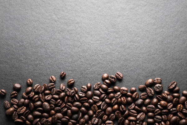 Grains de café sur fond noir, vue de dessus . — Photo