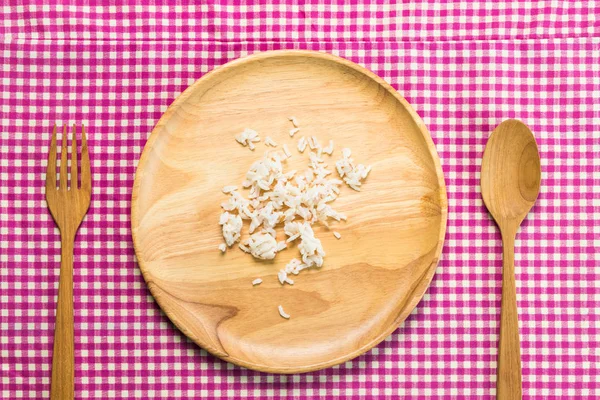 Hambre hambrienta o concepto de dieta. Arroz en plato de madera y spon con tenedor. vista superior . —  Fotos de Stock