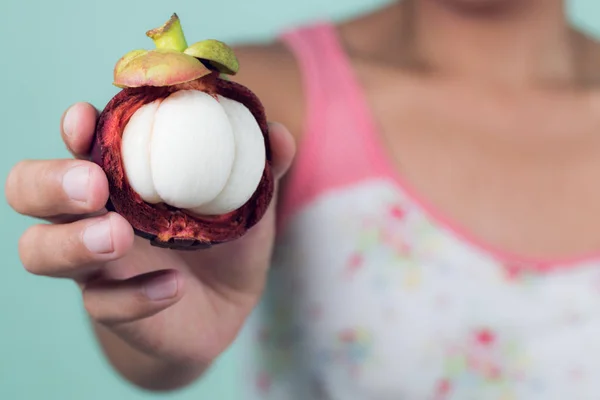 Chica asiática sosteniendo mangostán, frutas tropicales, alimentación saludable, concepto de dieta — Foto de Stock