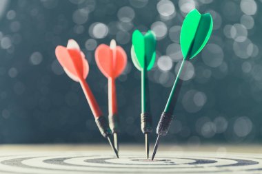 dart tahtası, bokeh ışık arka plan ile başarı soyut hedef ortasına ok isabet.
