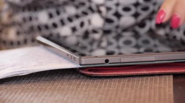 Bir kadın el yazısı metin bir defterde yazıyor.