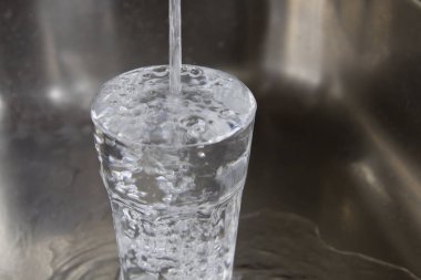 temiz içme suyu ile cam