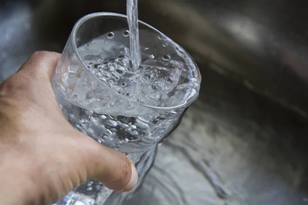 Man Vullen Van Een Glas Drinkwater Stockfoto