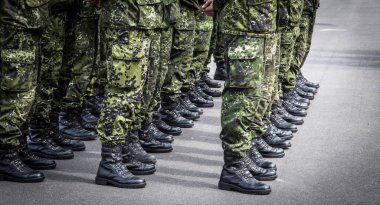 sırada bekleyen askerlerin