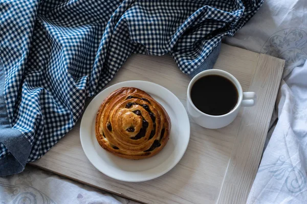 Yatakta kahvaltı. Üstten görünüm. Hygge tarzı.