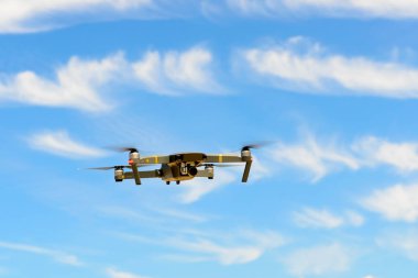 Uçan bir drone yakın çekim
