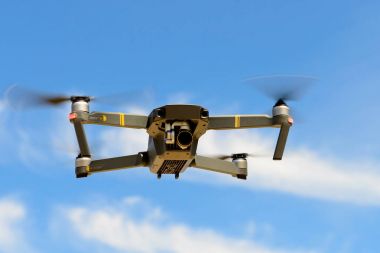 Uçan bir drone yakın çekim