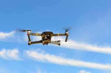 Uçan bir drone yakın çekim