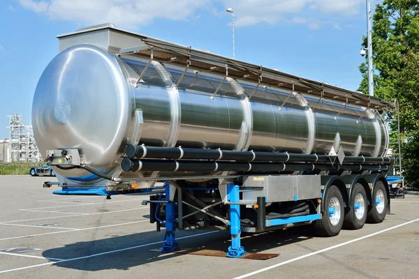 Camión cisterna para transporte de combustible — Foto de Stock