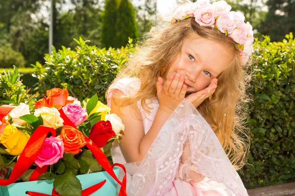 Menina adorável criança com buquê de flores no aniversário feliz. Verão fundo natureza verde. Use-o para o bebê, parentalidade ou conceito de amor — Fotografia de Stock