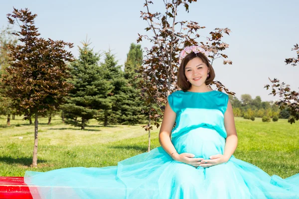 Mulher grávida feliz com grande barriga descansar sobre a natureza — Fotografia de Stock