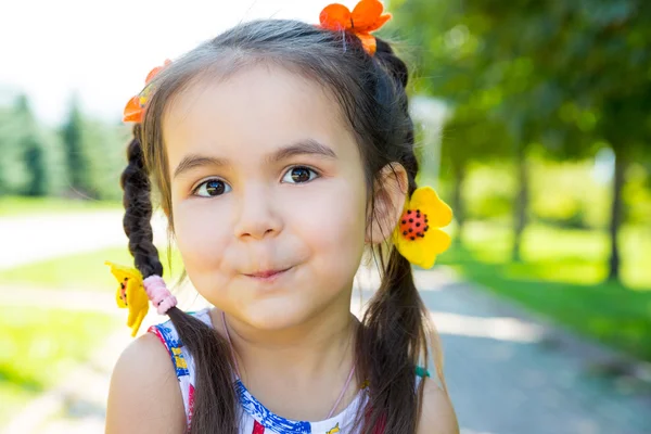 Roztomilý malý kazaština, Asijské dítě dívka na pozadí zelené přírody v létě. — Stock fotografie