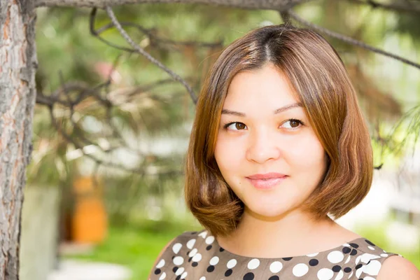 Πορτρέτο του το νεαρό όμορφο χαμογελαστό γυναίκα της Ασίας σε εξωτερικούς χώρους — Φωτογραφία Αρχείου