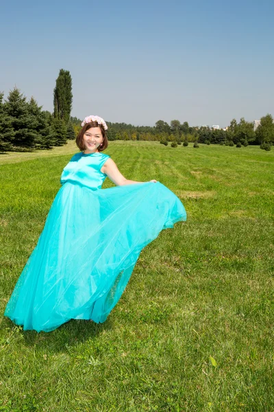 Happy pregnant woman with big belly rest on nature — Stock Photo, Image