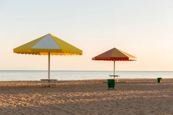 Pláž u moře s deštníky. — Stock fotografie