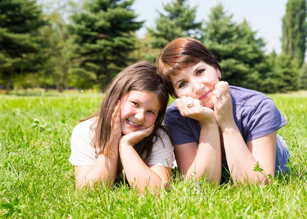 Happy mom and child girl hugging. The concept of childhood and family. Beautiful Mother and her baby outdoor — Stock Photo, Image