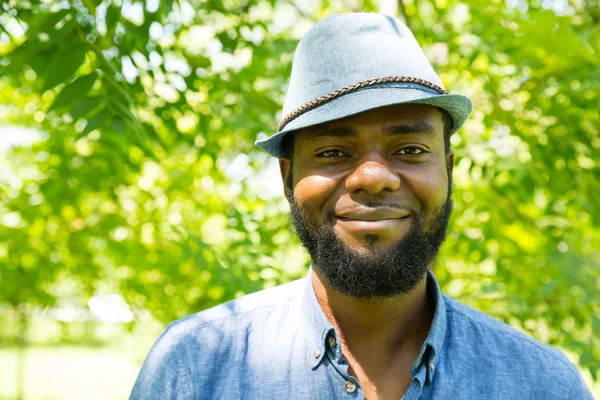 Retrato de afro-americano alegre homem negro sorrindo na natureza — Fotografia de Stock