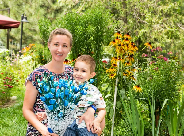 Felice giovane madre con bambino ragazzo sulla natura — Foto Stock