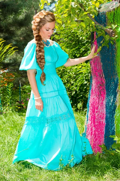 Portrait of the young beautiful smiling woman with long hair and outdoor — Stock Photo, Image