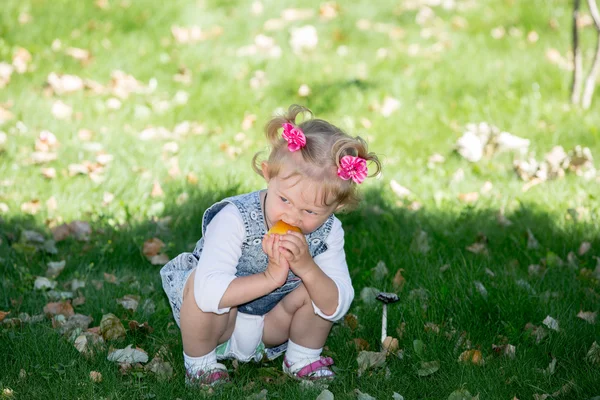 Sevimli küçük çocuk kız. Yaz yeşil doğa arka plan. Bebek, anne baba veya aşk kavramı için kullanın — Stok fotoğraf