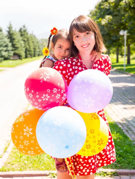 Mamma felice e bambina che si abbracciano. Il concetto di infanzia e famiglia. Bella madre e il suo bambino all'aperto — Foto Stock