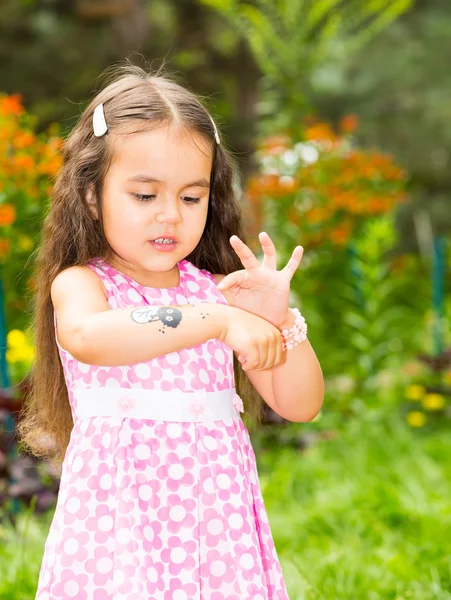 Adorable little child girl on summer green nature background. — Stock Photo, Image