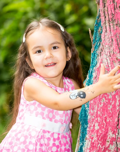 Schattig meisje kind op zomer groen achtergrond. — Stockfoto