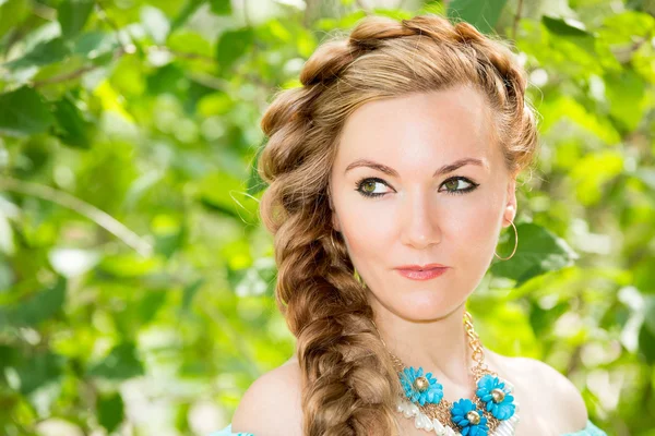 Portrét mladé krásné usměvavé ženy s dlouhými vlasy a venkovní — Stock fotografie