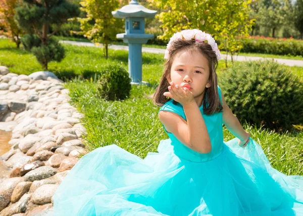 Roztomilý malý kazaština, Asijské dítě dívka na pozadí zelené přírody v létě. — Stock fotografie