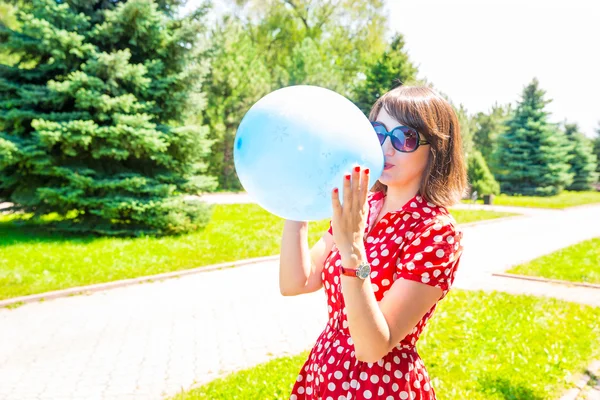 Portrait of the young beautiful smiling woman with balloons outdoor — Stock Photo, Image