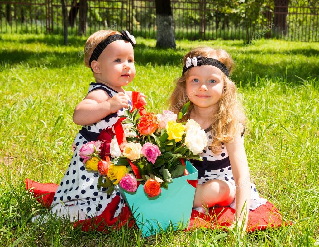 BON MARDI Depositphotos_128095006-stock-photo-two-sisters-adorable-little-child