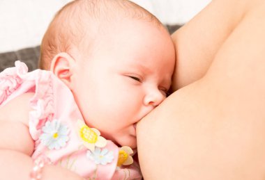 Bebek annenin göğüsleri süt beslenir. Bebek bebek kız emziriyorlar